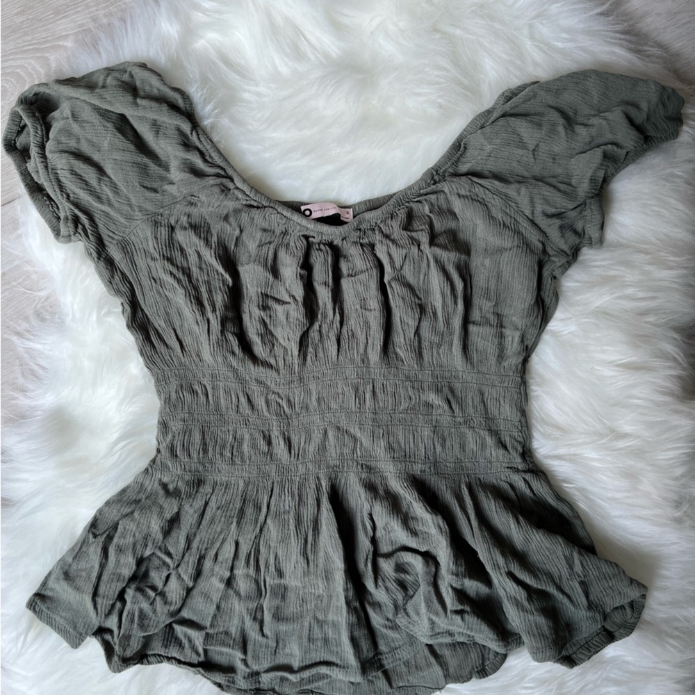 Olive green synched waist womens top! Women’s size Small. Great condition!